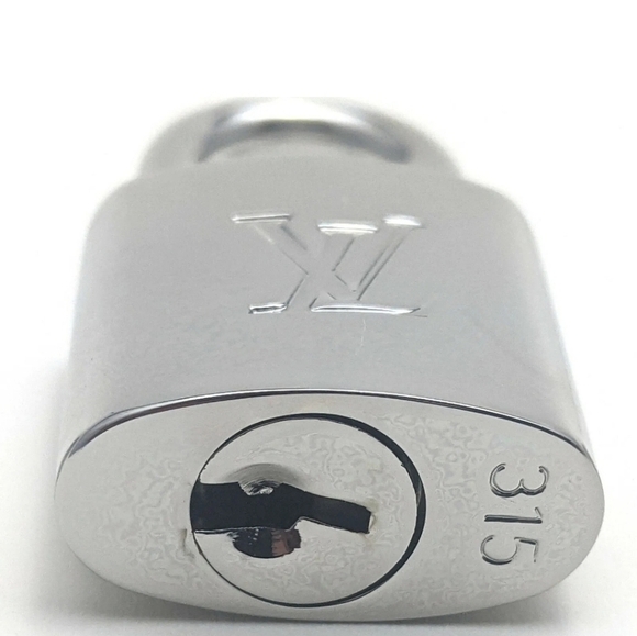 🔹️LOUIS VUITTON🔹️ #️⃣ 3️⃣1️⃣5️⃣  Silver Lock with 2 KEYS + COA ✨️ - Picture 5 of 9